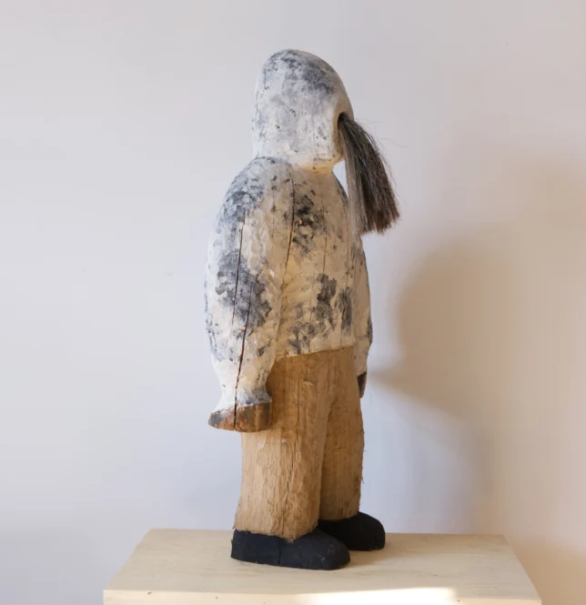 Peter Kröning, Es fühlte sich an wie die Wahrheit, 2025, Holz, Pferdehaar, Farbe, 80 x 45 x 35 cm