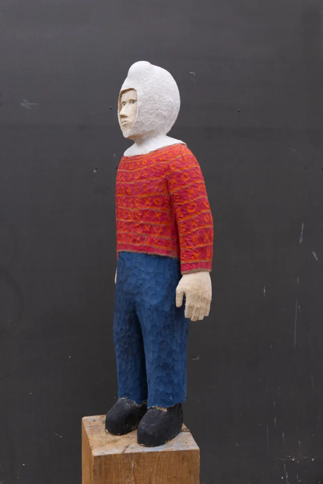 Peter Kröning, Niemand wird das merken. Oder: Die schöne Haube, 2024, Holz, Roßhaar, Farbe, 100 x 40 x 30 cm